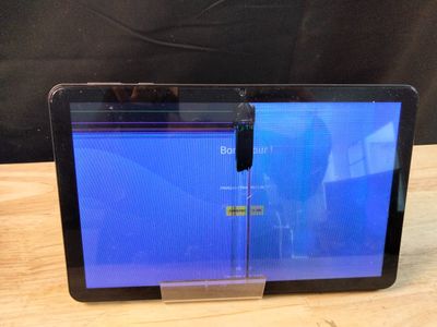 une image représentant une tablette posée sur une table en bois
