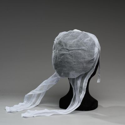 un chapeau blanc sur une tête de mannequin noire