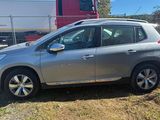 une voiture argentée garée dans l'herbe