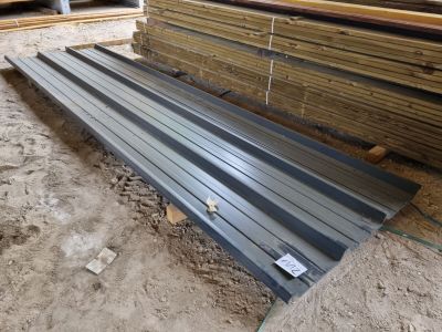 plusieurs morceaux de bois sont empilés les uns sur les autres pour former une pile