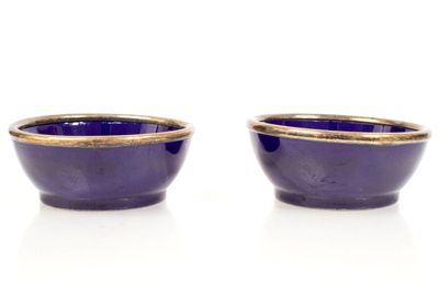 SEVRES Paire de coupelles en porcelaine bleu nuit et monture…