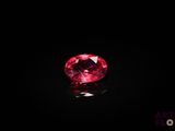 un losange rouge sur fond noir