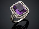une bague en améthorate et diamant posée sur une surface noire
