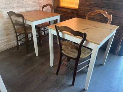 une table et des chaises dans une pièce aux murs en briques