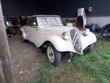 une voiture blanche garée dans un garage