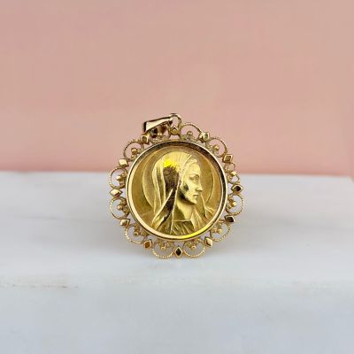 une bague plaquée or représentant une femme de profil