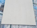 une feuille de papier blanche posée sur une pile de palettes