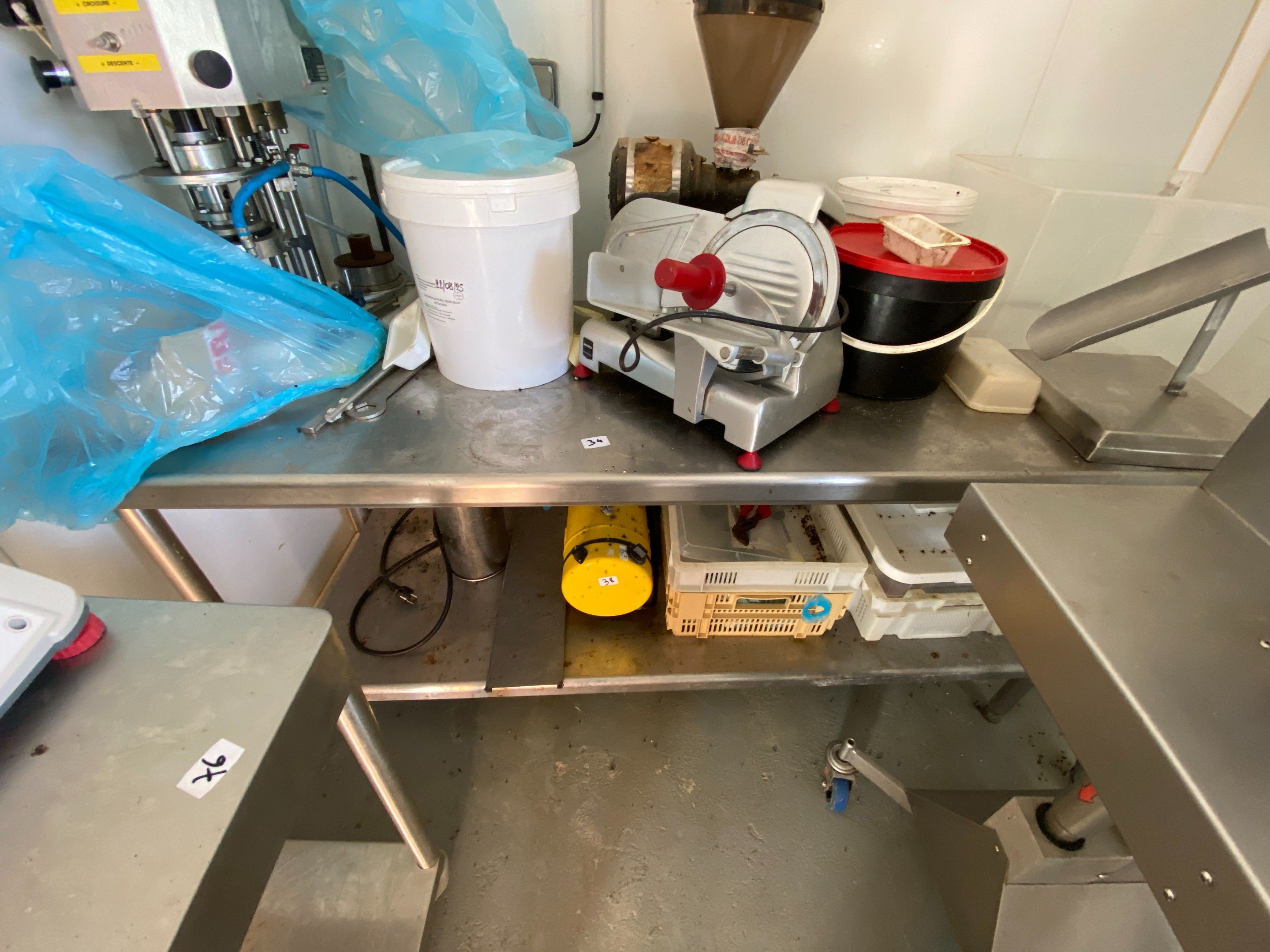 Une table en inox à tablette médiane Dimensions : 90 x 190 x…