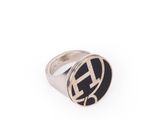une bague en argent ornée d'un logo en noir et blanc
