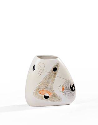 un vase blanc orné d'un motif noir et orange