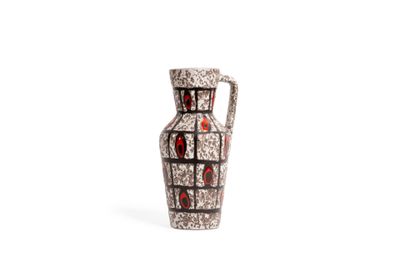 un vase posé sur une surface blanche