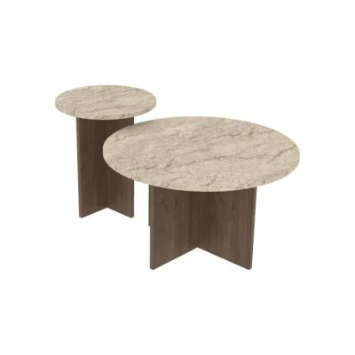 une paire de tables aux plateaux en marbre sur fond blanc