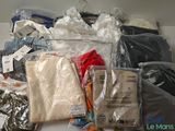 un tas de vêtements et d'autres objets posés sur une table