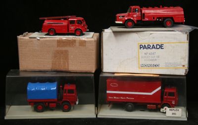 trois camions de pompiers miniatures empilés les uns sur les autres