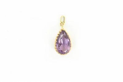 un pendentif en forme de larme en améthorate, en or jaune