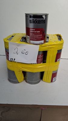 un pot de peinture et des pots de peinture posés sur une table
