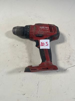 une perceuse filaire rouge munie d'une étiquette