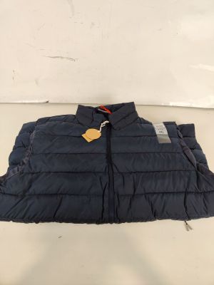 un gros plan sur un gilet matelassé bleu muni d'une étiquette