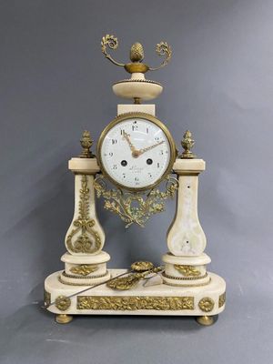 une horloge posée sur une table