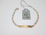 Gros plan sur un bracelet en or portant une étiquette