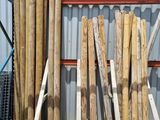 de nombreuses planches de bois empilées les unes sur les autres