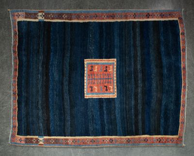 un tapis bleu et orange orné d'un motif carré