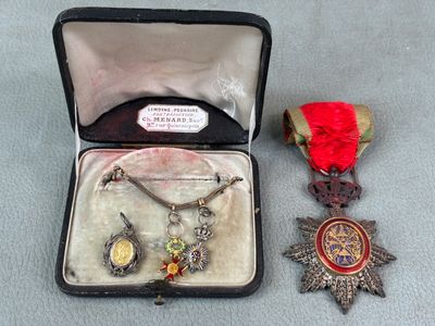 deux médailles et une médaille dans un écrin posé sur une table