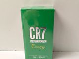 une boîte de Cr7 Energy à côté d'un mur blanc