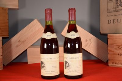 deux bouteilles de vin posées l'une à côté de l'autre sur une table