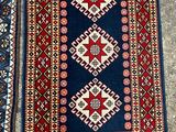 deux tapis posés par terre, l'un est bleu et l'autre est rouge