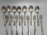 beaucoup de cuillères et de fourchettes en argent sur la table