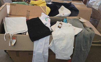 51 / LOT DE 185 kg DE VETEMENTS DE TAILLES ET MARQUES …