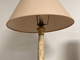 une lampe posée sur une table