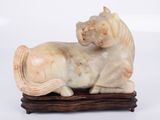 sculpture en marbre représentant un cheval, posée sur un socle en bois