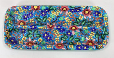 une image représentant un plateau bleu orné de fleurs colorées