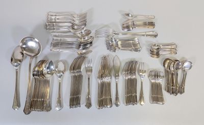 beaucoup de cuillères et de fourchettes en argent sur la table