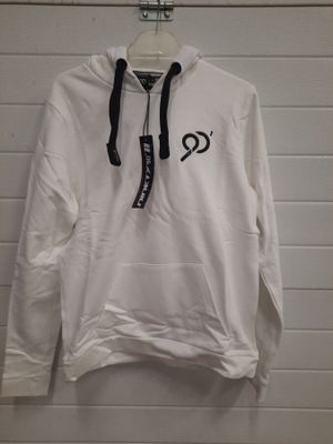 un sweat à capuche blanc orné d'un logo noir et blanc, suspendu à un cintre