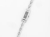 une montre-bracelet posée sur une surface blanche