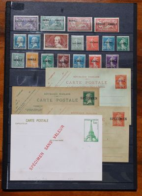 une photo d'une collection de timbres sur une table