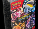 La boîte est remplie de cartes à collectionner Pokémon et d'une tasse de café.