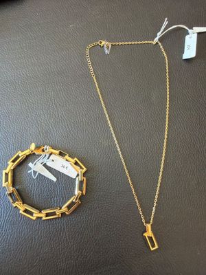 un collier et un bracelet sont posés sur une table