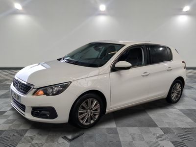 la voiture blanche est garée sur un carrelage à carreaux