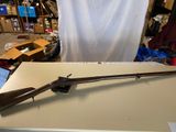 un fusil posé sur une table dans une pièce