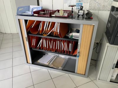 un meuble sur lequel sont posés tout un tas de dossiers
