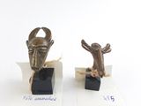 deux sculptures en bronze représentant une chèvre et une tête de chèvre superposées