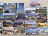 tout un tas de cartes postales posées sur la table