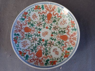 une assiette ornée d'un motif posée sur une table