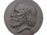 une plaque en bronze représentant un homme barbu