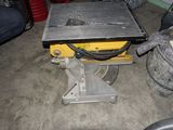 une scie circulaire posée sur une table dans un garage
