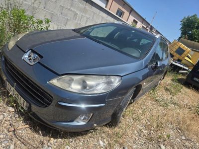 une photo d'une voiture garée dans l'herbe